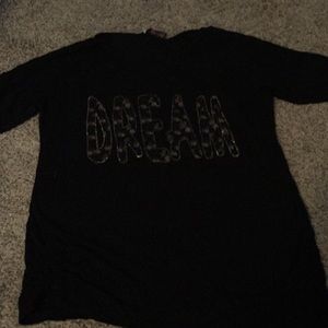 A free kisses shirt with dream on front
